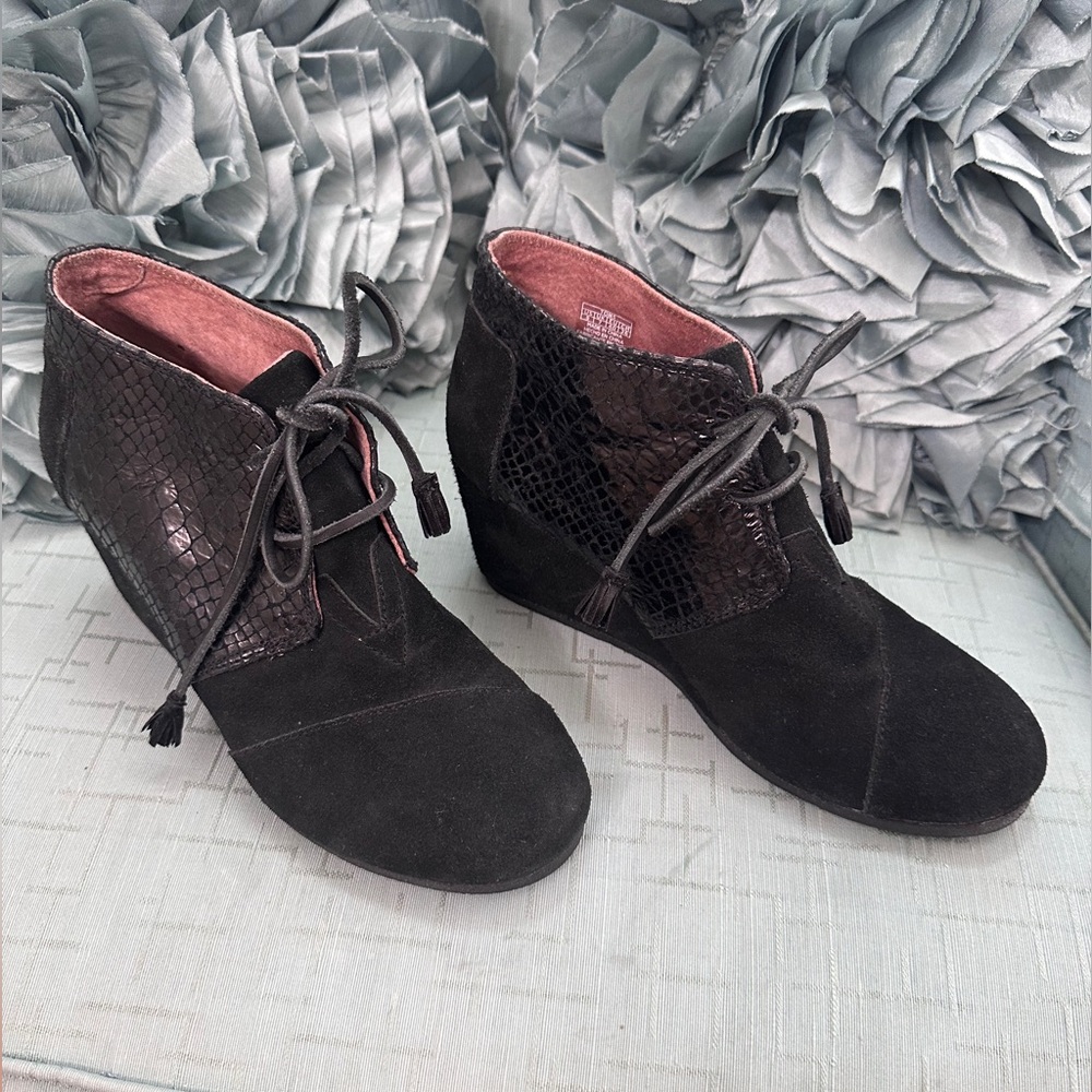 Toms Dessert Women's Size 9 Black Suede Leather Snake Print Wedge Ankle Booties